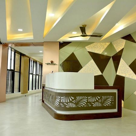 Hotel Tulip Plaza Ahmedabad Exterior foto