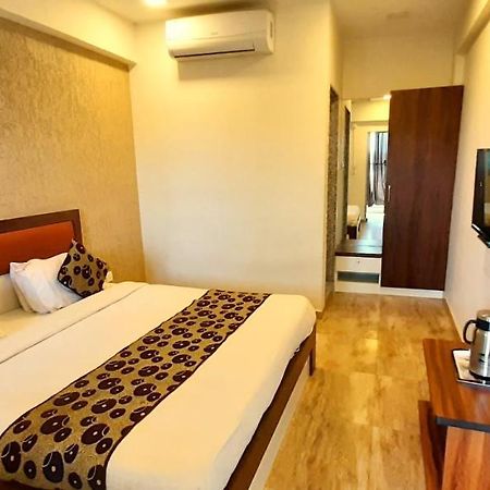 Hotel Tulip Plaza Ahmedabad Exterior foto