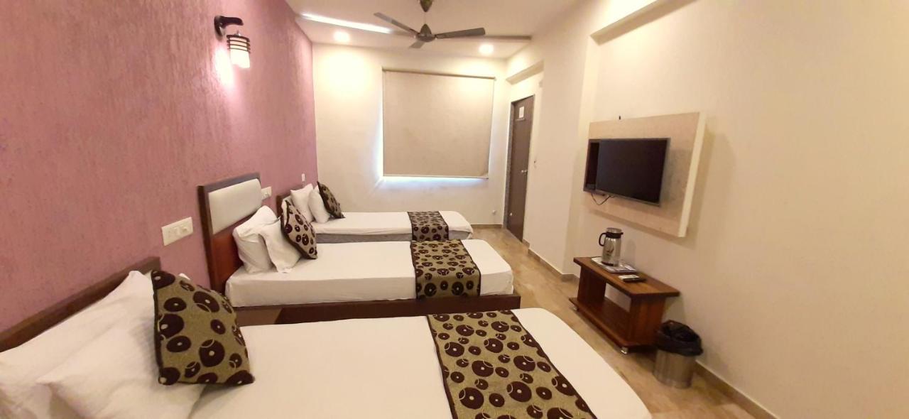 Hotel Tulip Plaza Ahmedabad Exterior foto
