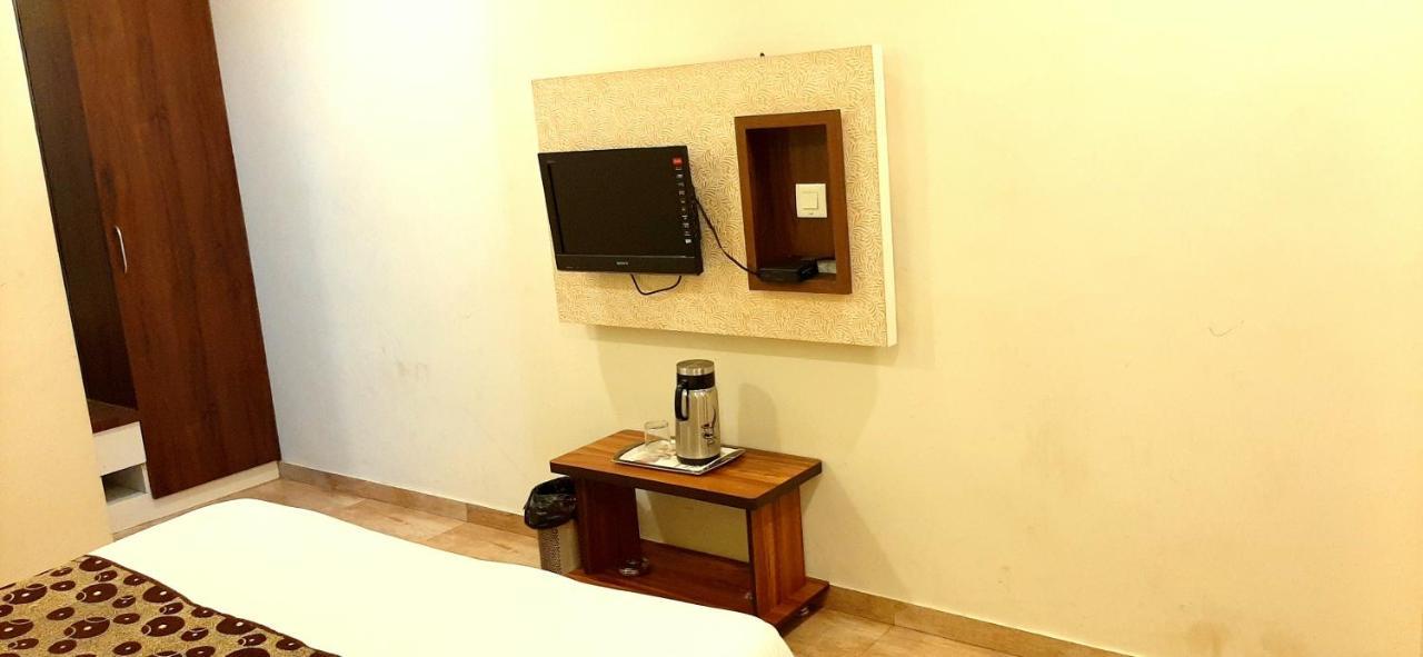 Hotel Tulip Plaza Ahmedabad Exterior foto