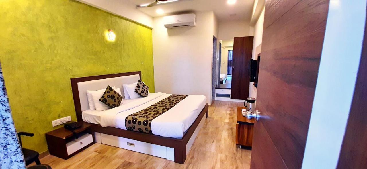 Hotel Tulip Plaza Ahmedabad Exterior foto