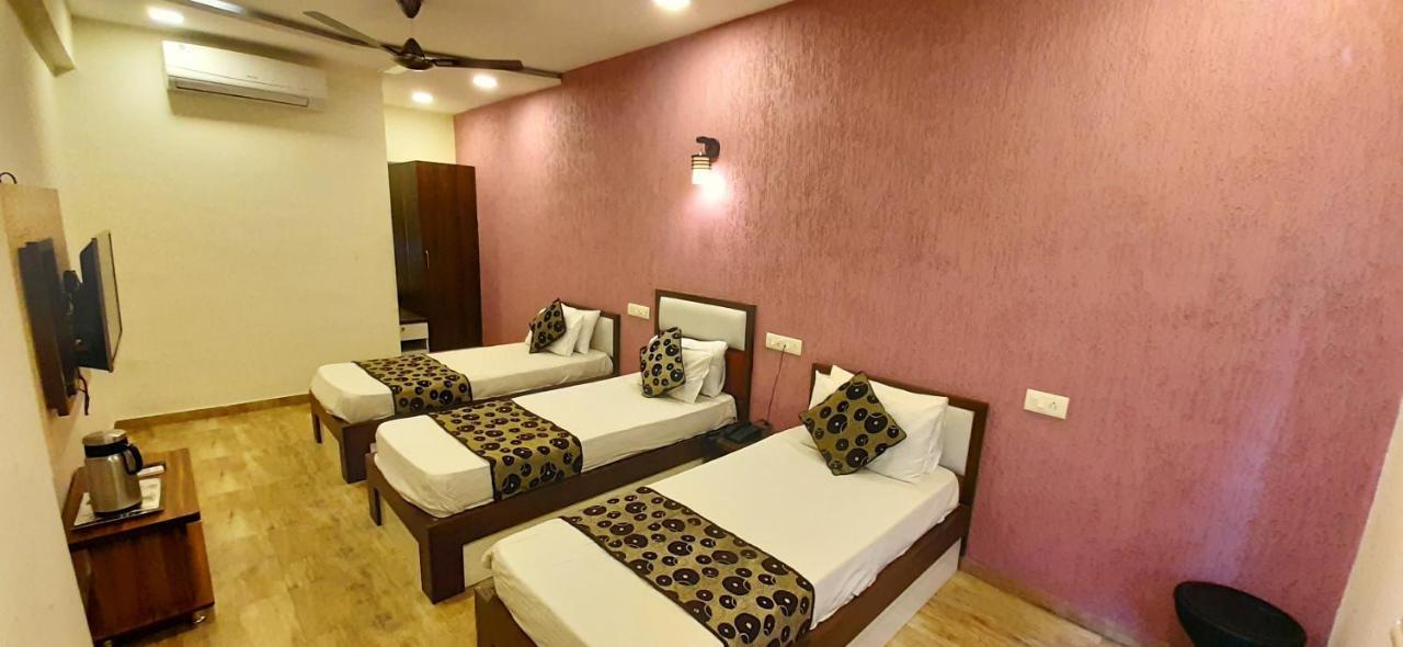 Hotel Tulip Plaza Ahmedabad Exterior foto