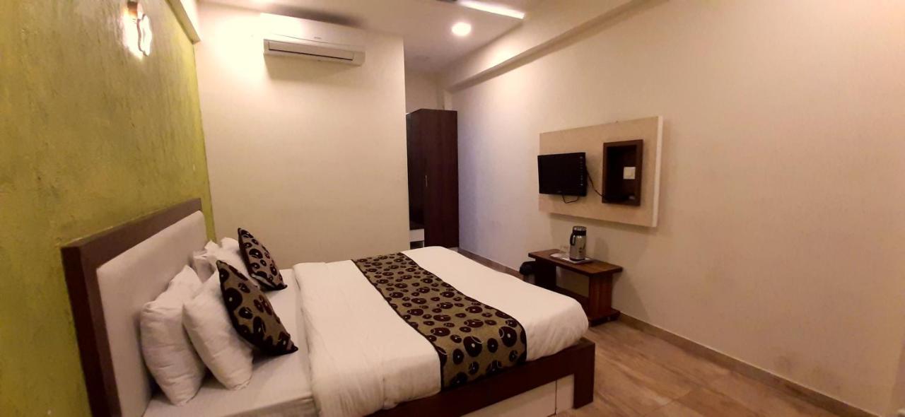Hotel Tulip Plaza Ahmedabad Exterior foto