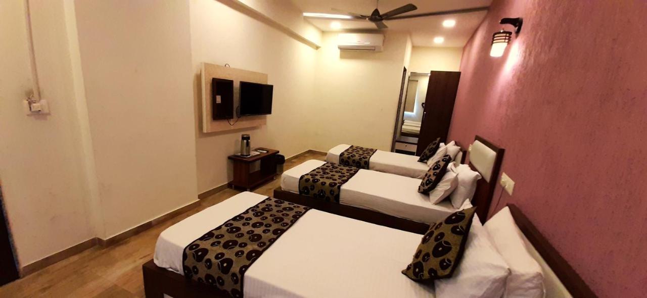 Hotel Tulip Plaza Ahmedabad Exterior foto